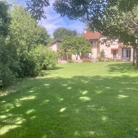 Type 2 Dans Un Parc Verdoyant דירה